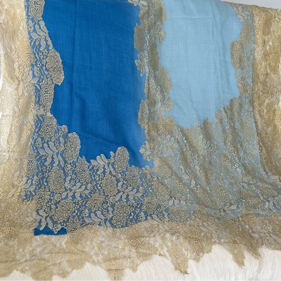 STUNNING 2 SHADES OF BLUE CASHMERE SHAWL WITH SCALLOP EDGED GOLD LACE - Picture 3 of 3